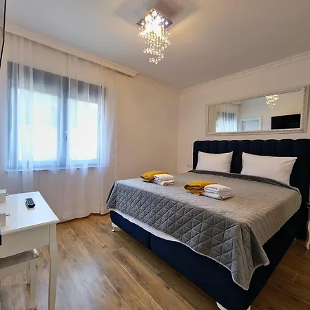 Modern With Swimming Pool And Fenced Garden Malinska