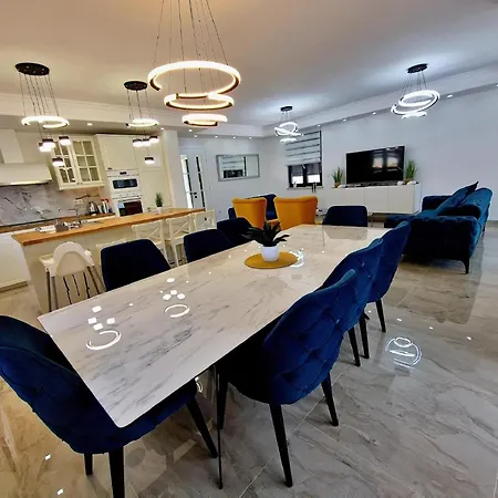 Modern With Swimming Pool And Fenced Garden Villa *
