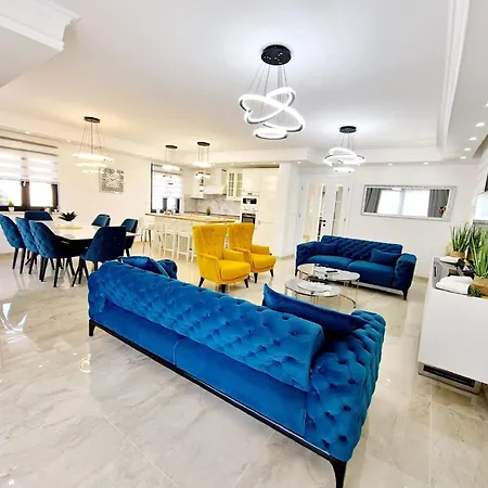 Modern With Swimming Pool And Fenced Garden Villa *
