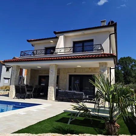 Modern With Swimming Pool And Fenced Garden Villa